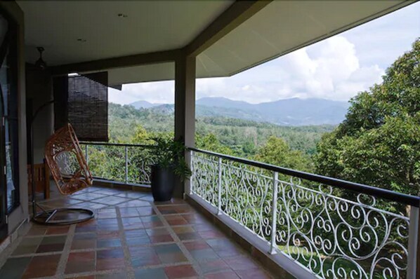 3 Bedroom Bungalow - Forest View | Terrace/patio - Tanah Aina Farouq (Raub)