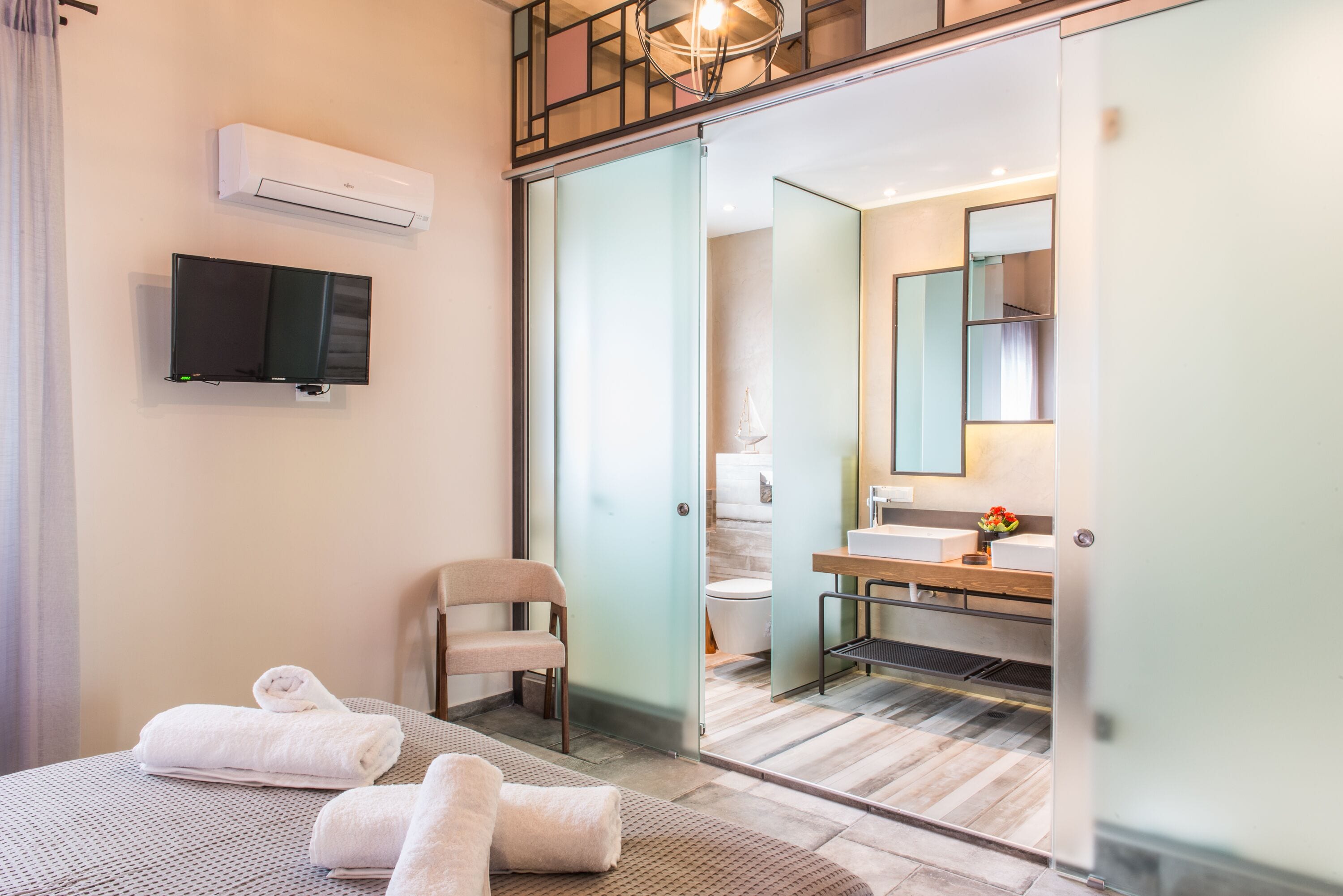 Luxury Apartment, 3 Bedrooms | Bathroom | Shower, rainfall showerhead, free toiletries, hair dryer