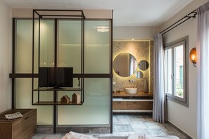 Luxury Apartment, 3 Bedrooms | Bathroom | Shower, rainfall showerhead, free toiletries, hair dryer