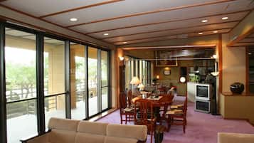 Coin salon dans le hall