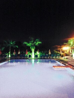 Una piscina al aire libre