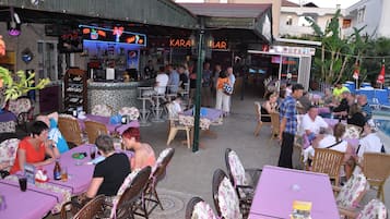 Breakfast and lunch served