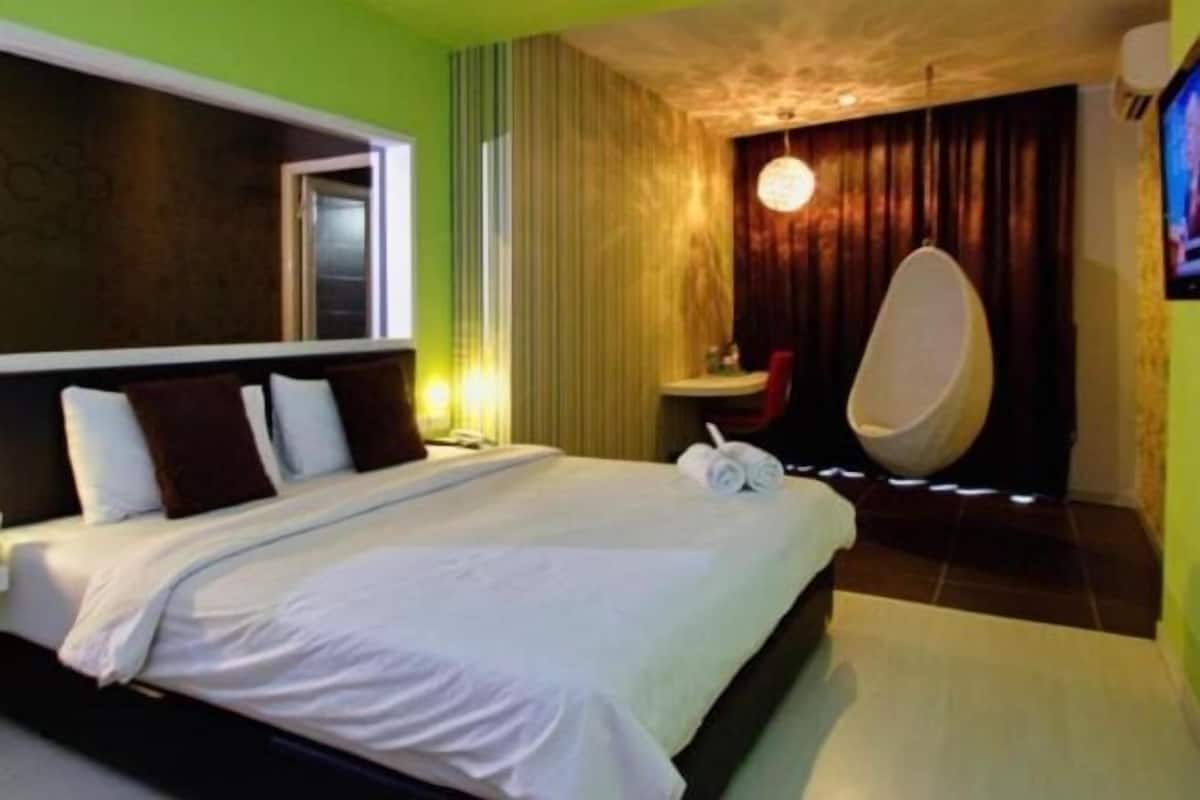 Desk, iron/ironing board, free WiFi, bed sheets