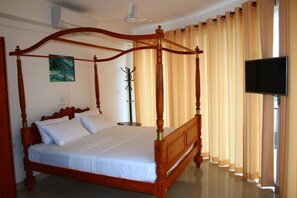 Suite | Desk, blackout drapes, free WiFi, bed sheets - Sky View Grand (Kandy)