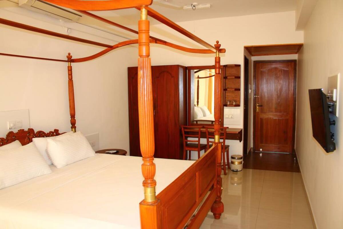 Deluxe Double Room | Desk, blackout drapes, WiFi (free), bed sheets