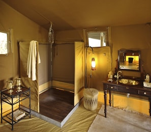 Dusche, Hausschuhe, Handtücher, Toilettenpapier