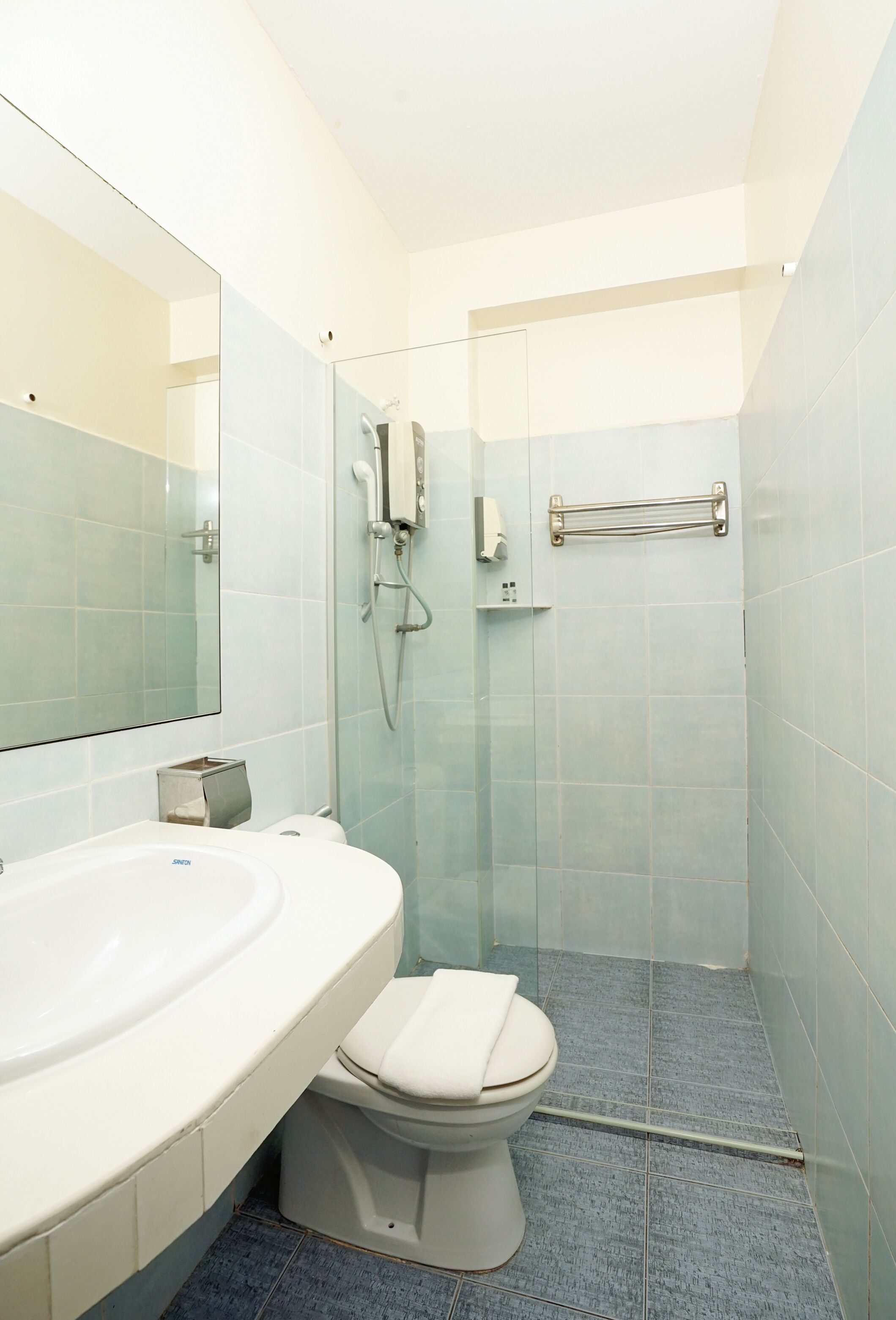 deluxe double room | bathroom | shower, free toiletries, hair dryer, slippers