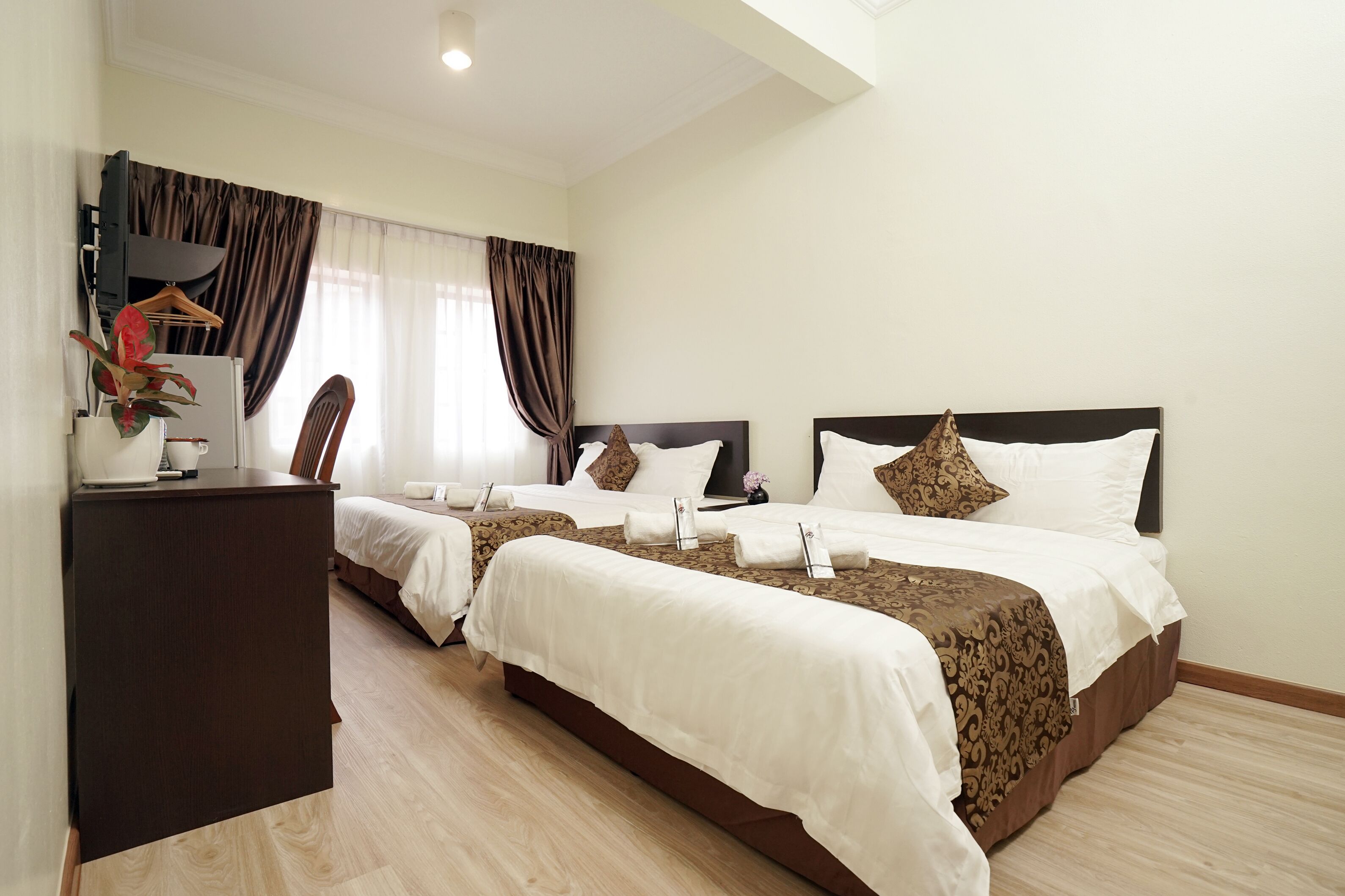 super family deluxe | desk, soundproofing, iron/ironing board, free wifi