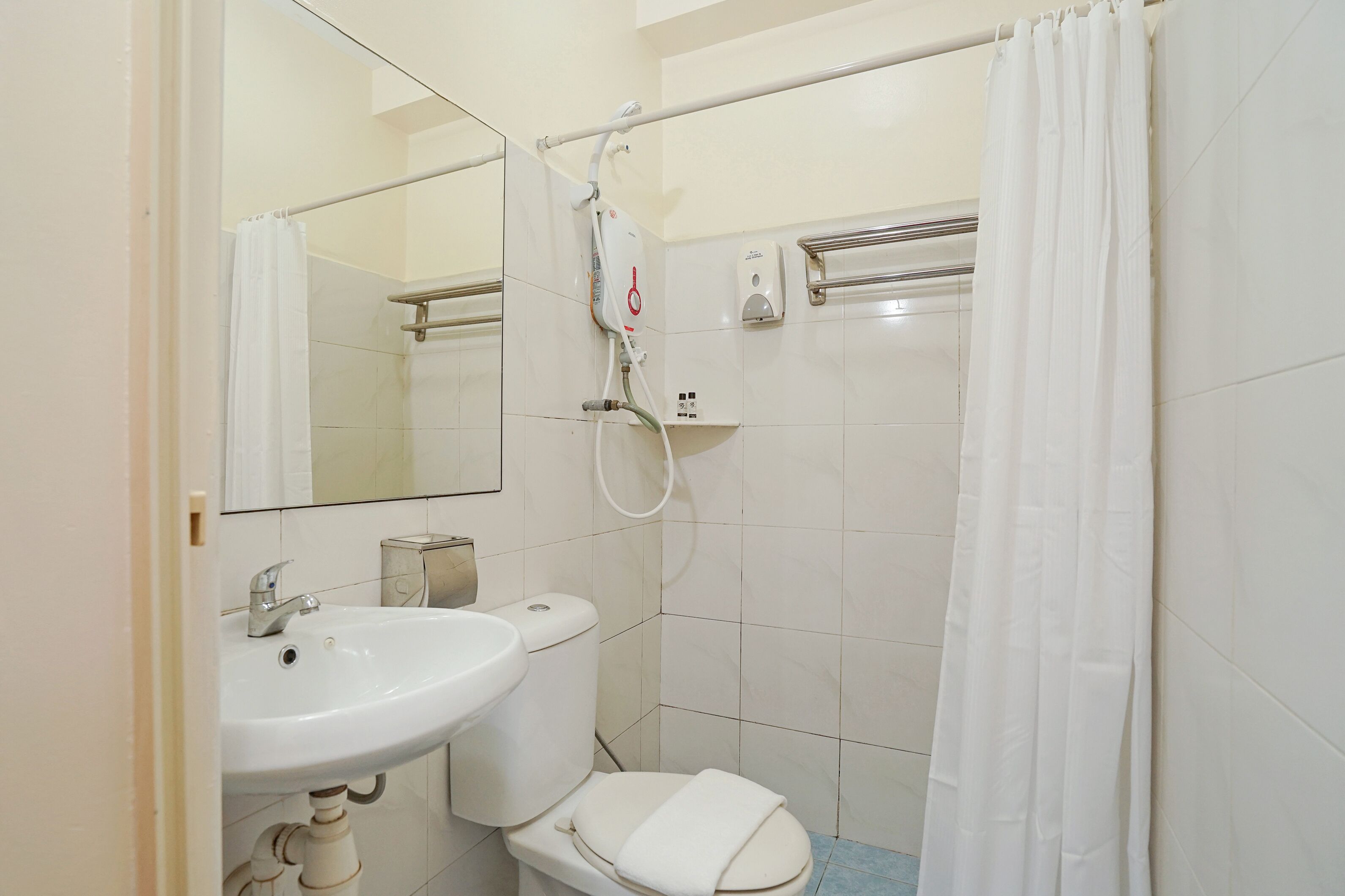 standard double room | bathroom | shower, free toiletries, hair dryer, slippers