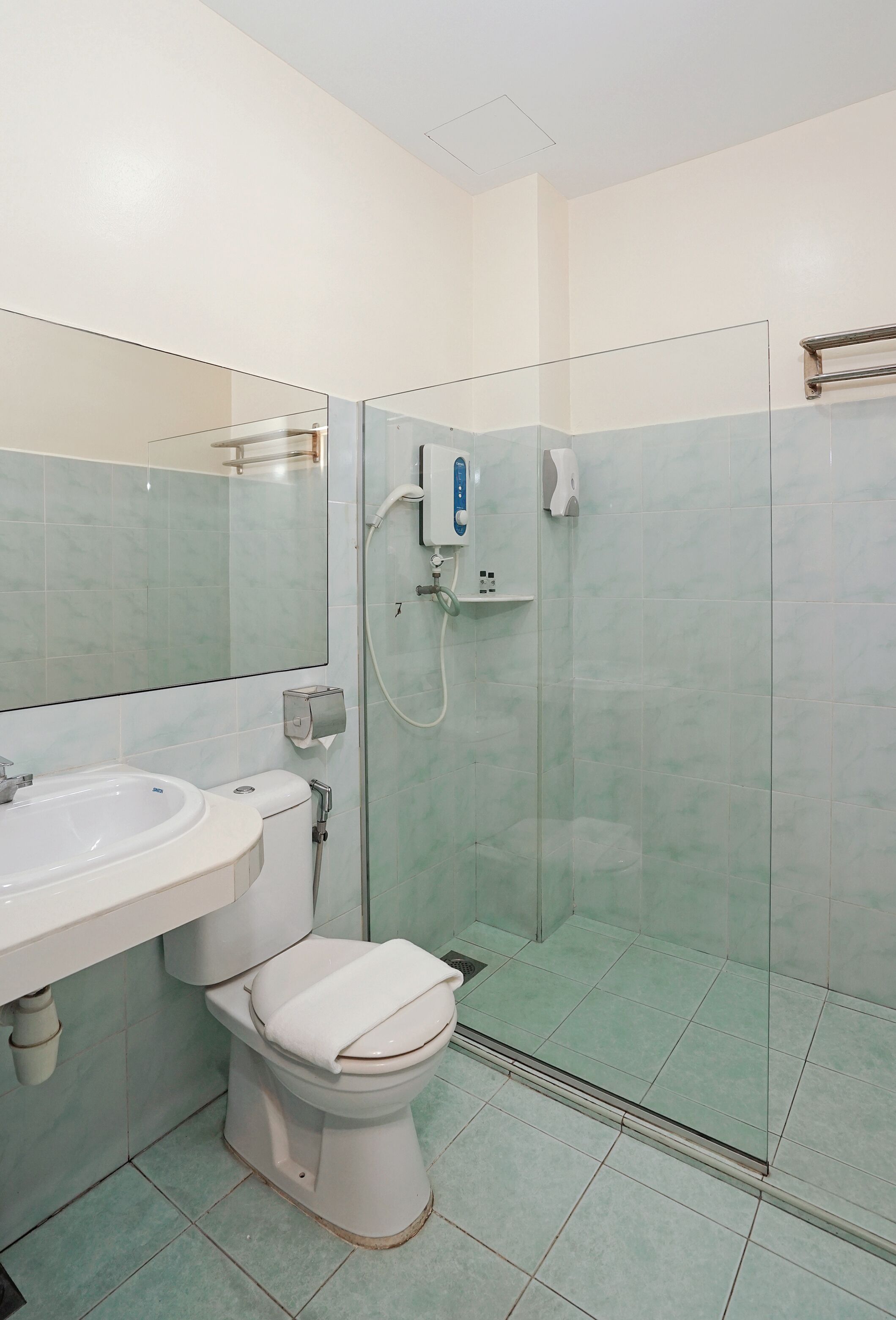 standard room, 1 queen bed | bathroom | shower, free toiletries, hair dryer, slippers