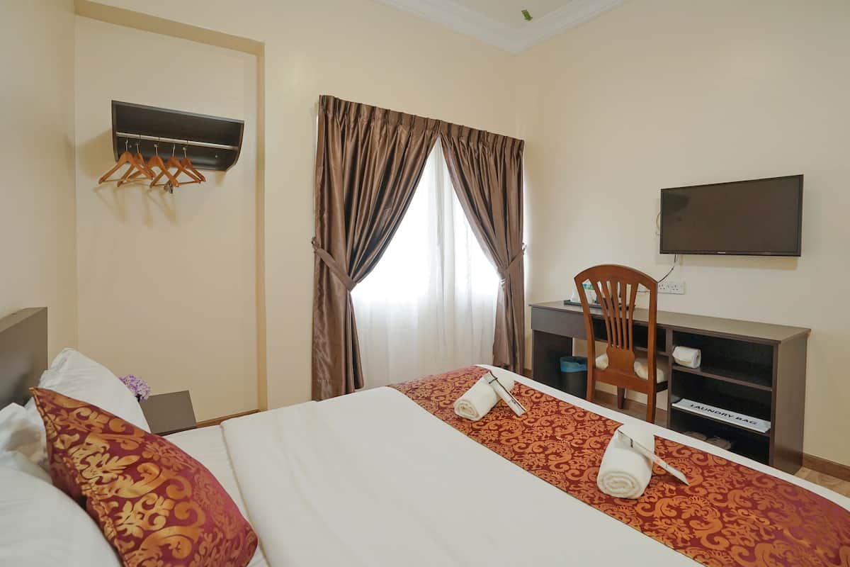 Standard Room, 1 Queen Bed | Desk, soundproofing, iron/ironing board, free WiFi