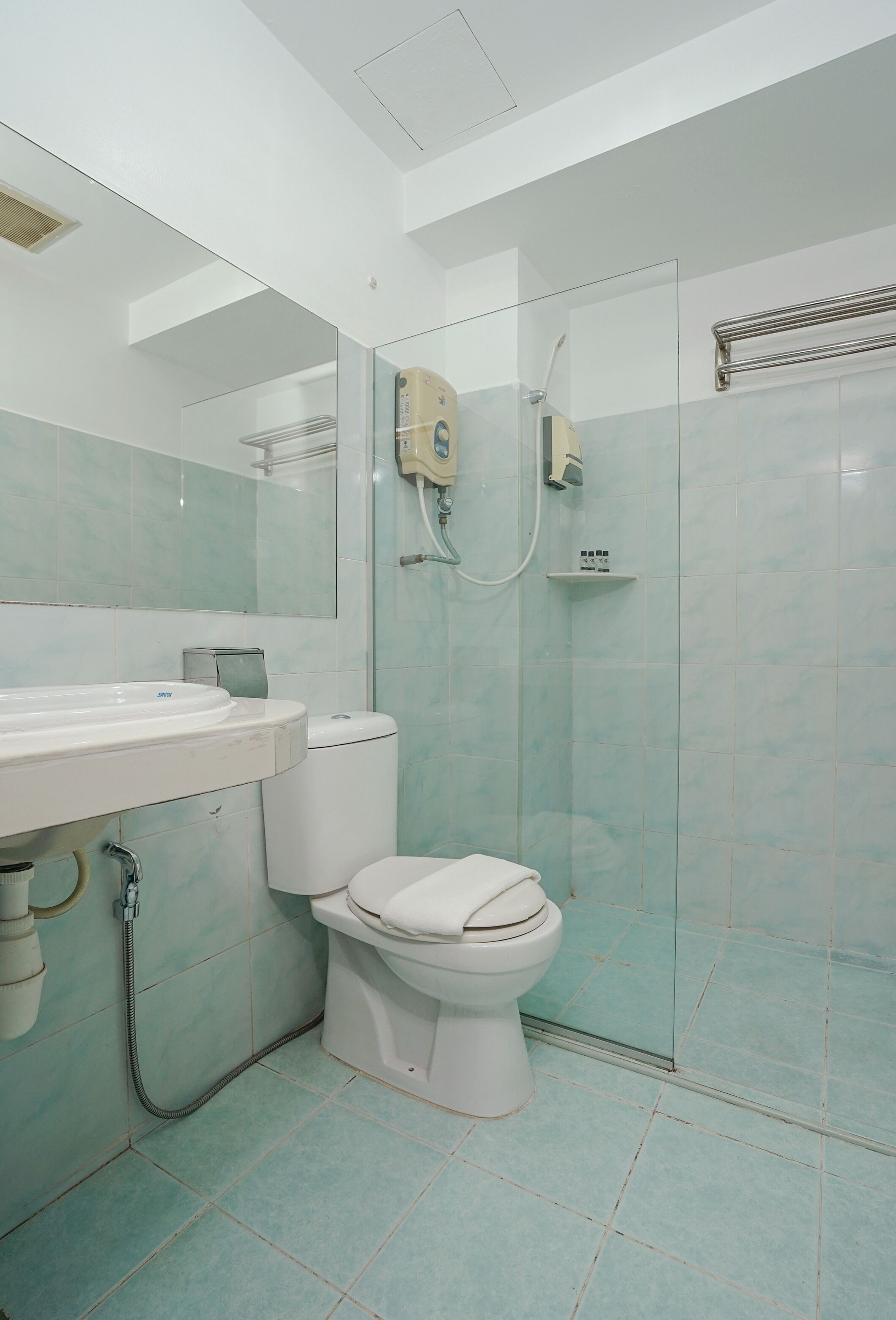 superior double room | bathroom | shower, free toiletries, hair dryer, slippers