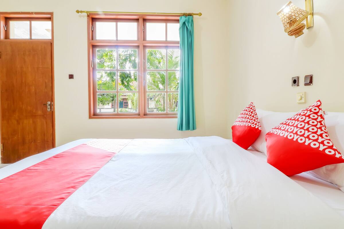 Desk, WiFi (free), bed sheets