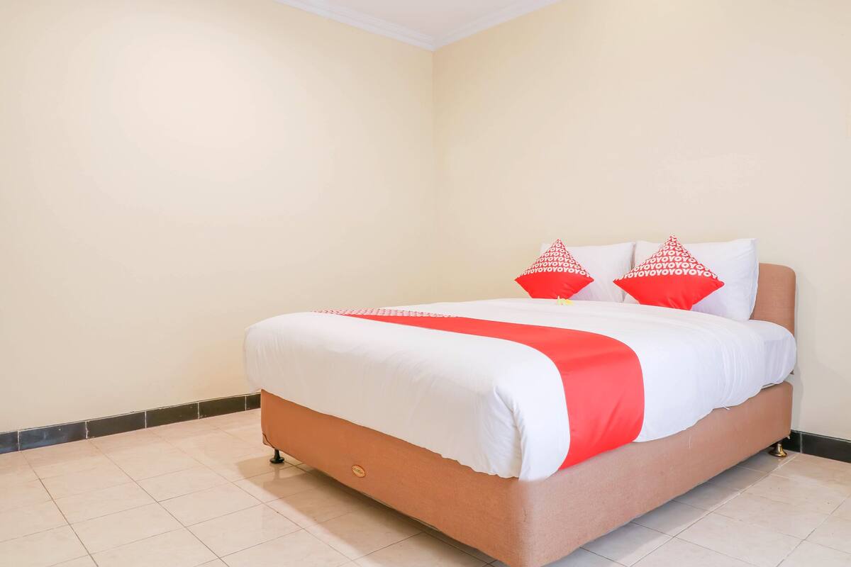 Desk, WiFi (free), bed sheets