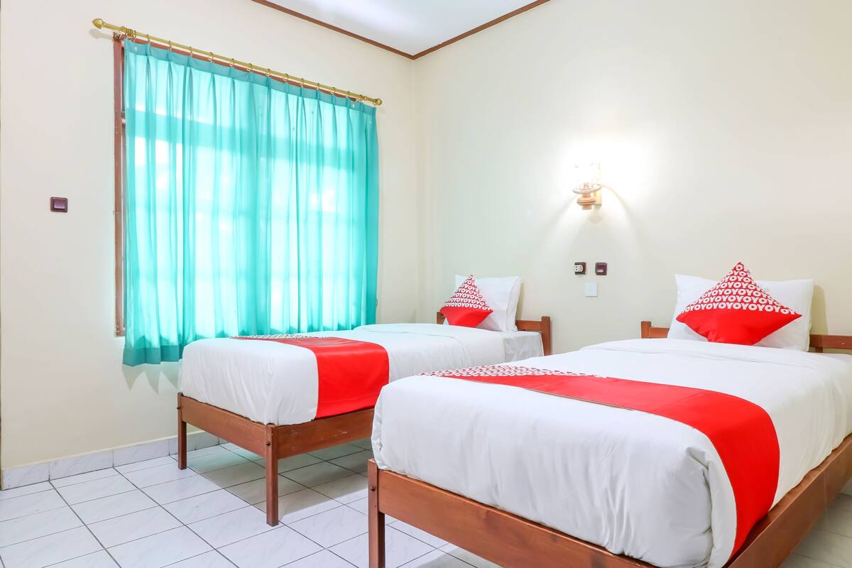 Desk, WiFi (free), bed sheets