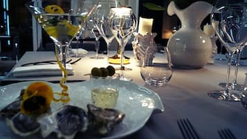 Petit déjeuner et déjeuner servis sur place, spécialités Cuisine locale