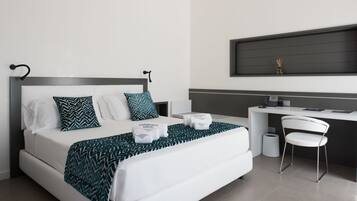 Ein modernes Hotelzimmer mit Bett, Schreibtisch und Stuhl.