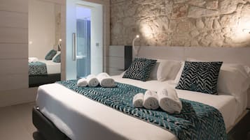 Classic Room | Minibar, in-room safe, individually decorated, individually furnished