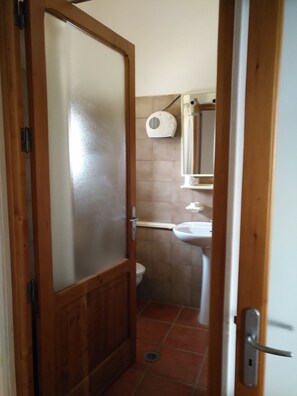 Junior Suite, 2 Bedrooms | Bathroom | Shower, free toiletries, bidet, towels