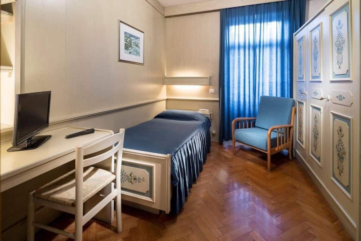 single room, balcony | down duvets, in-room safe, individually decorated