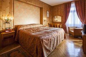 Down duvets, in-room safe, individually decorated - Hotel Corona (Cortina d'Ampezzo)