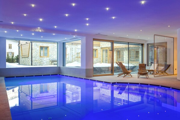 Hồ bơi trong nhà, mở cửa từ 10:00 đến 20:00, ghế dài tắm nắng 