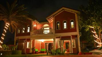 Façade de l’hébergement - soirée/nuit