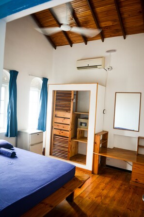Deluxe-Doppelzimmer, 1 Schlafzimmer, mit Bad, Meerblick | Minibar, Zimmersafe, Schreibtisch, kostenloses WLAN