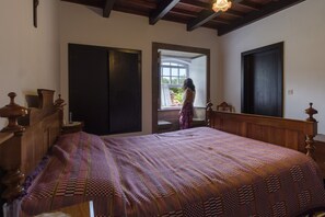 Habitación tradicional - 1 cama matrimonial o 2 individuales | Caja de seguridad en la habitación, escritorio y insonorización 