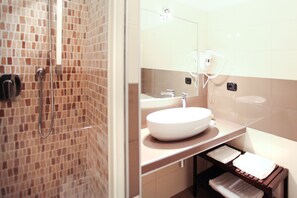Suihku, ilmaiset hygieniatuotteet, hiustenkuivaaja, pyyhkeet