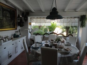 Free daily cooked-to-order breakfast