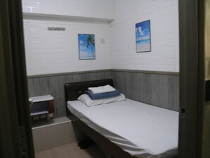 Habitación individual básica, 1 cama individual | Wifi gratis, ropa de cama y acceso para silla de ruedas 