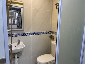 Økonomi-tremannshytte | Bad | Dusj, toalettartikler (inkludert), hårføner og håndklær