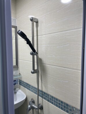 Basic Single Room | Free WiFi, bed sheets, wheelchair access - Majestic 7 Guest House (Kowloon)