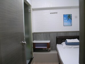 Basic Single Room (No Window) | Free WiFi, bed sheets, wheelchair access - Majestic 7 Guest House (Kowloon)