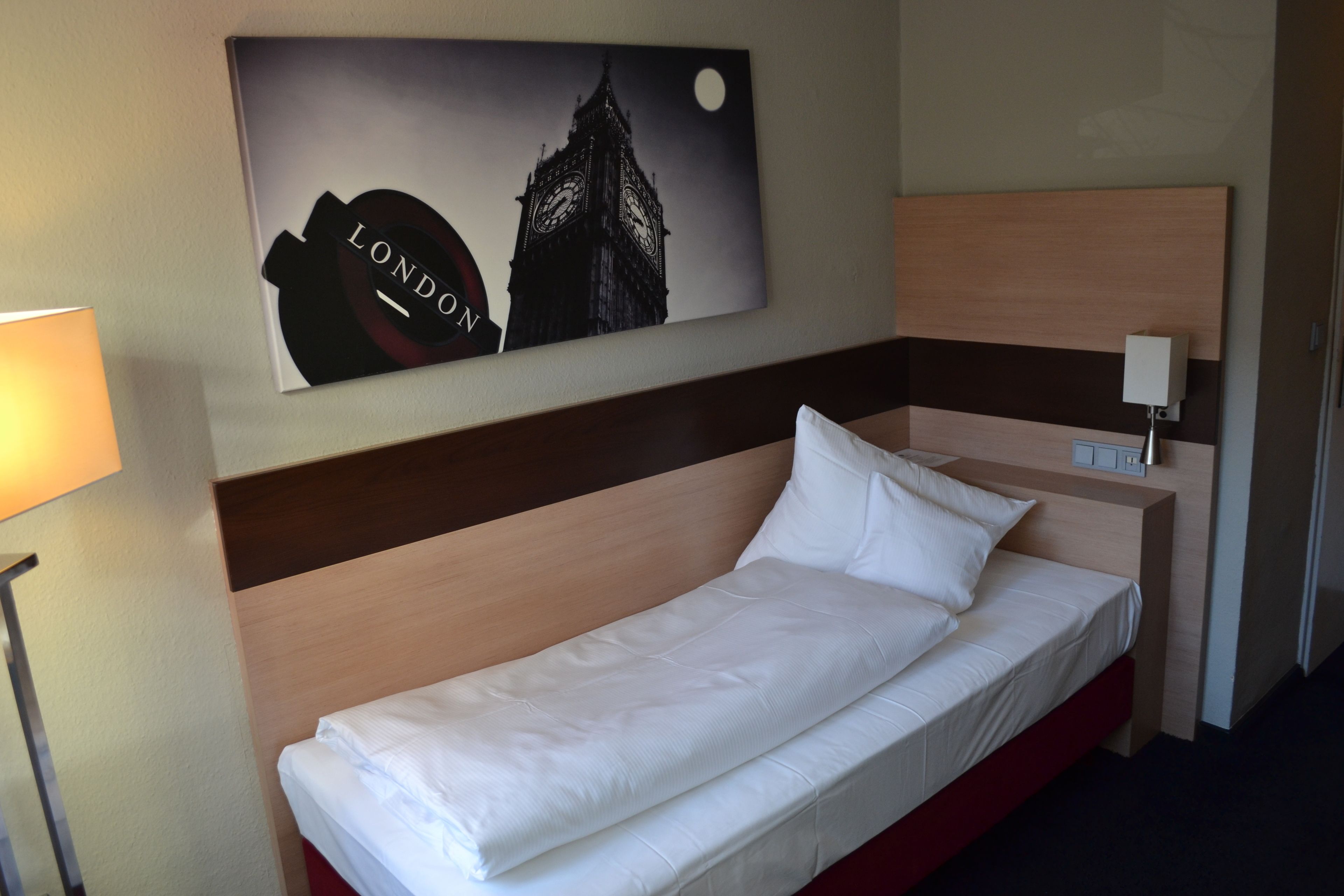 single room | hypo-allergenic bedding, in-room safe, desk, iron/ironing board