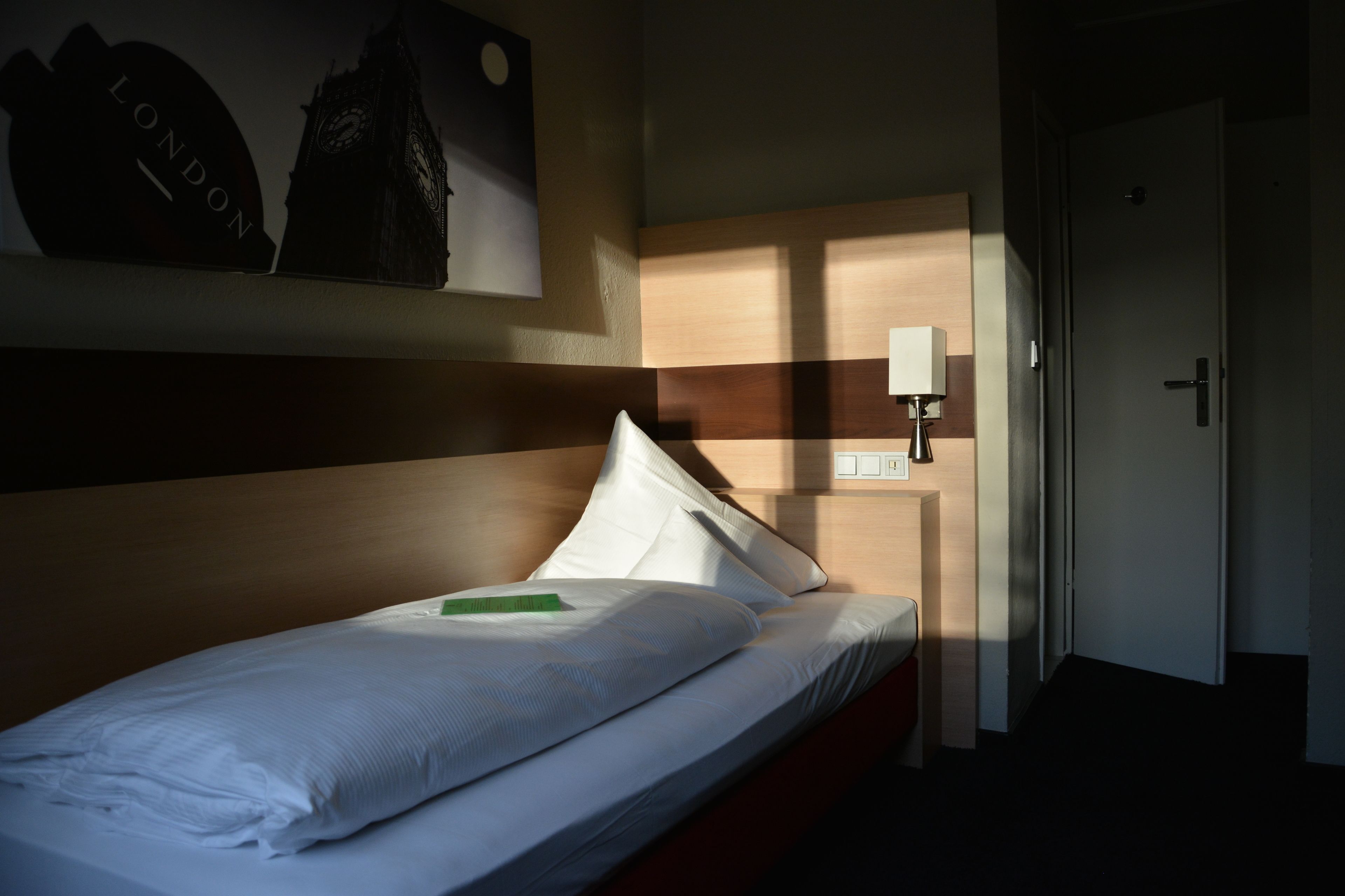 single room | hypo-allergenic bedding, in-room safe, desk, iron/ironing board