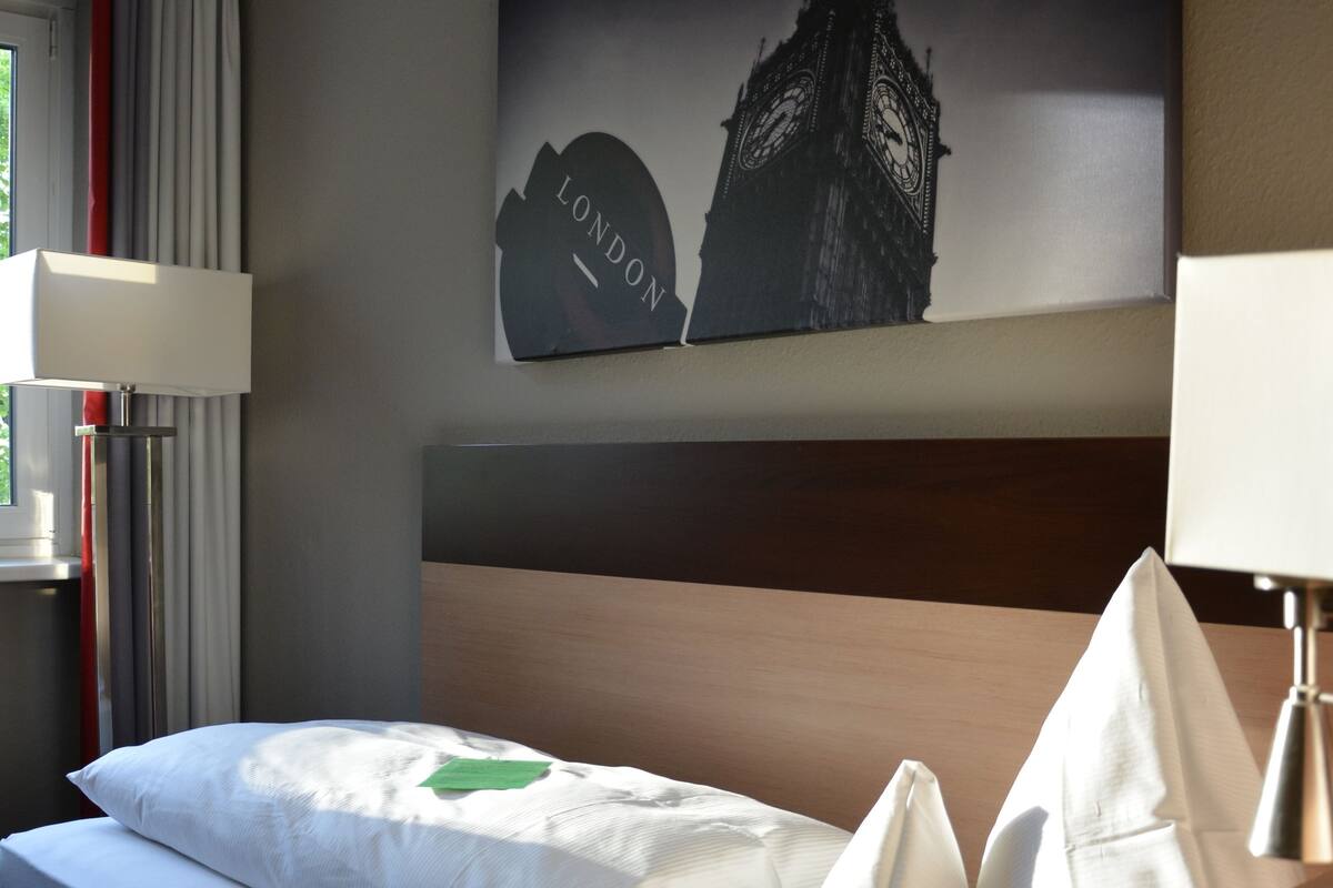 Quarto solteiro | Roupas de cama antialérgicas, cofres nos quartos, escrivaninha