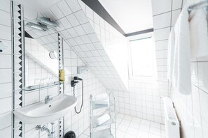 Shower, free toiletries, hair dryer, towels - Hotel am Rothenbaum (Hamburg)
