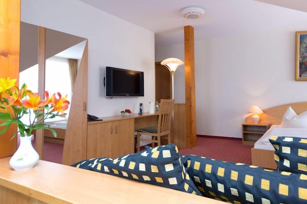 Habitación triple clásica, en el área del jardín | Escritorio, tabla de planchar con plancha, cunas y camas extra