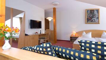 Classic-Dreibettzimmer, zum Garten hin | Schreibtisch, BĂŒgeleisen/BĂŒgelbrett, Babybetten, Zustellbetten