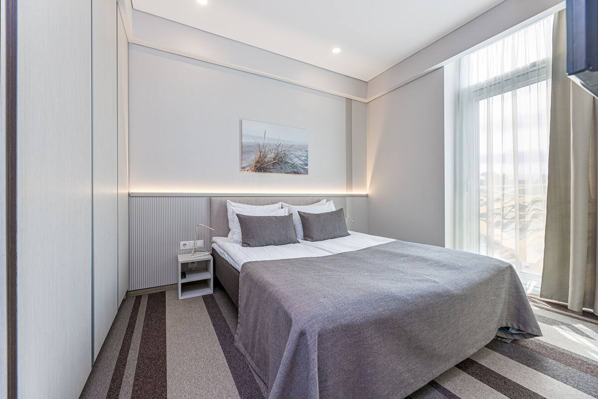 Leilighet – grand | Minibar, safe på rommet, skrivebord og blendingsgardiner