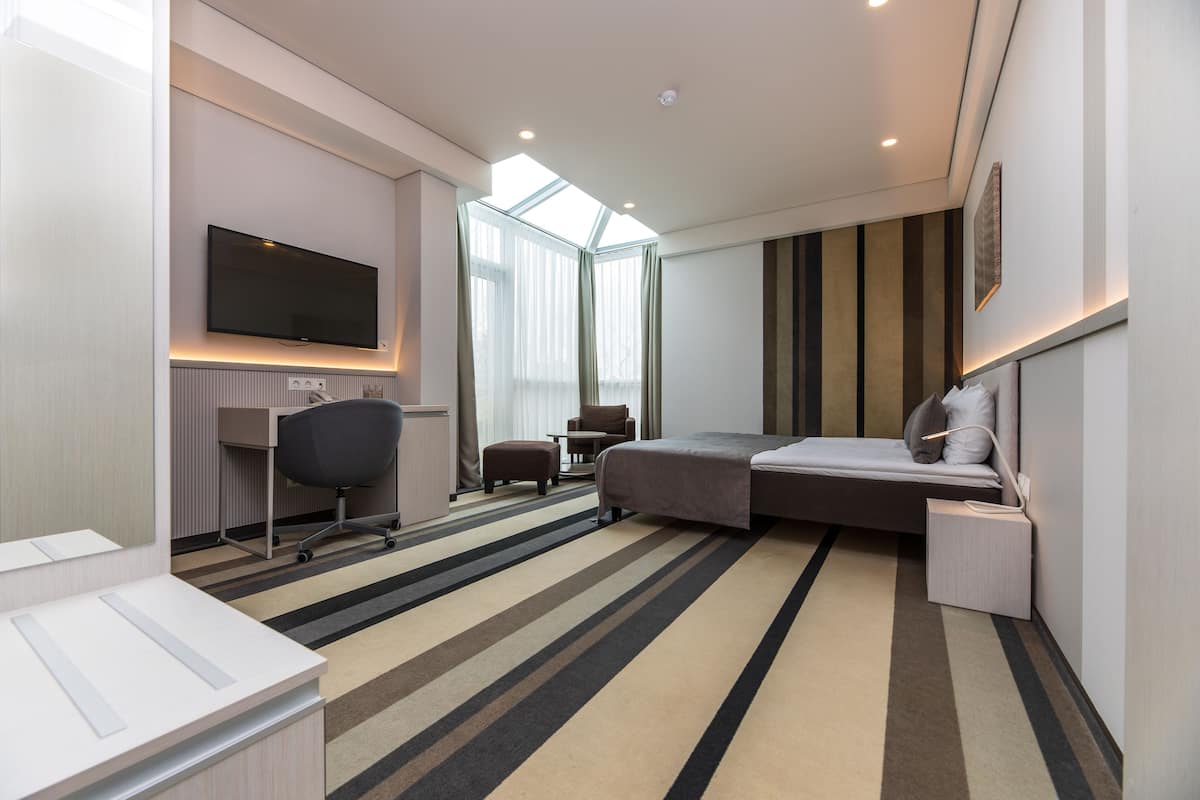 Minibar, coffres-forts dans les chambres, bureau, rideaux occultants