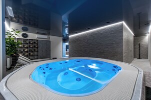 Indoor spa tub
