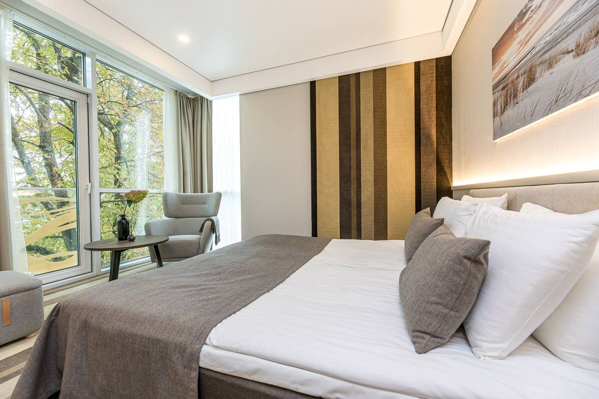 Mini Suite with view | Minibar, safe på rommet, skrivebord og blendingsgardiner