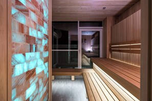 Salas de tratamiento para parejas, un sauna, una bañera de hidromasaje