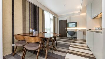 Grand Apartment | Minibar, in-room safe, desk, blackout drapes