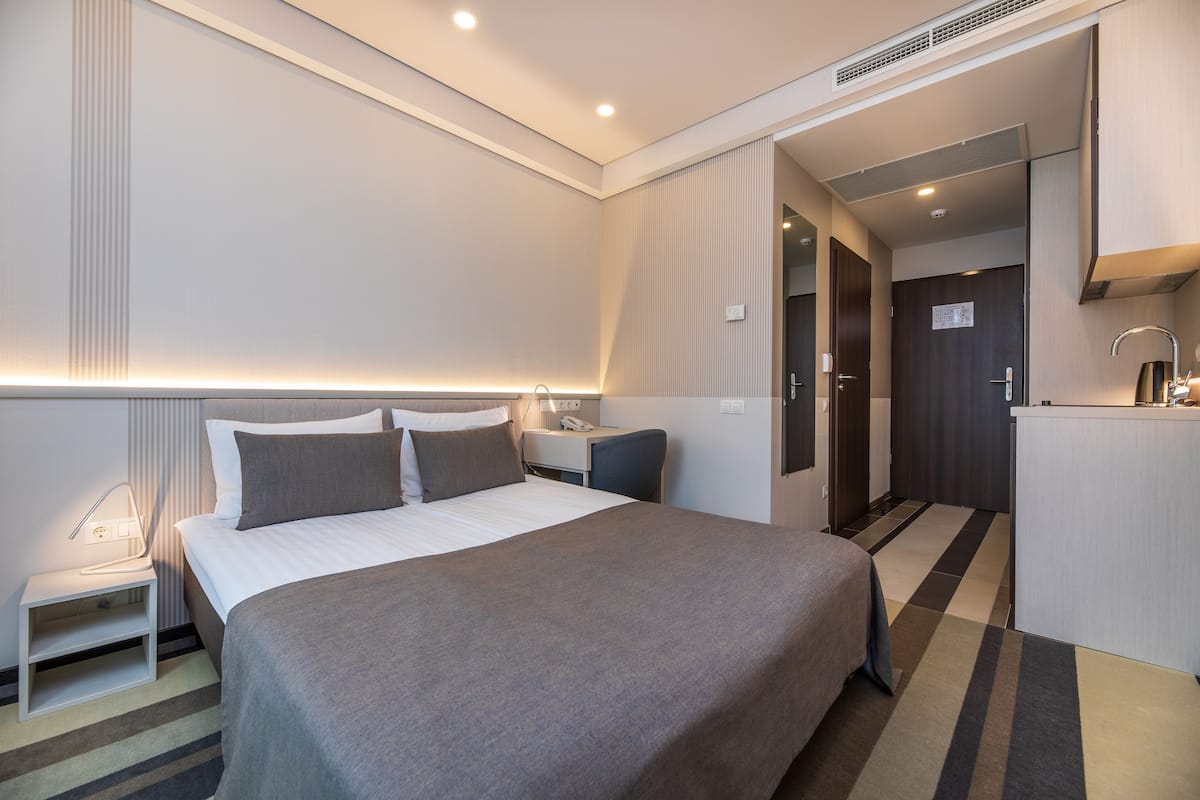 Minibar, coffres-forts dans les chambres, bureau, rideaux occultants