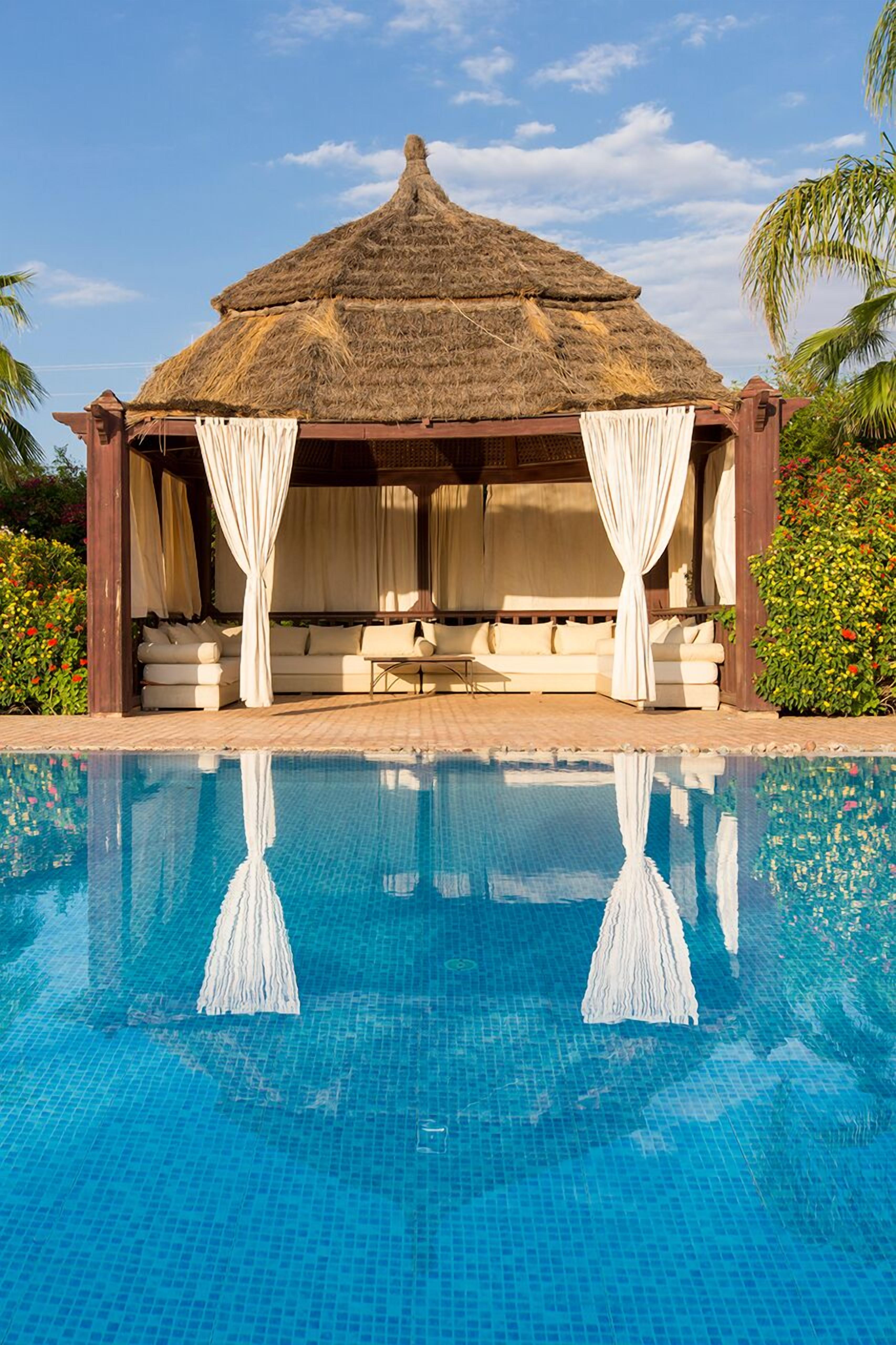 Utendørsbasseng og solsenger