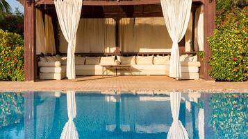 Kolam renang outdoor, dengan kursi berjemur